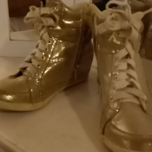 Shoes - Picture 2 of 4